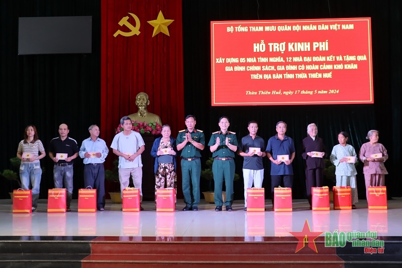 View - 	Trung tướng Phạm Trường Sơn trao kinh phí xây dựng Nhà đại đoàn kết